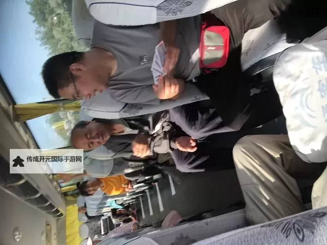 在车里打扑克又疼又叫：意外事件引发的惊喜与反思图1