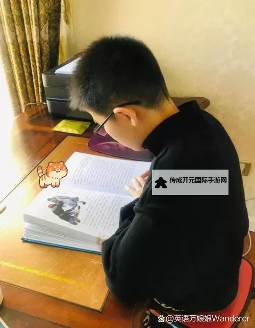 《温馨瞬间：坐在学长的根茎写作业视频》图1