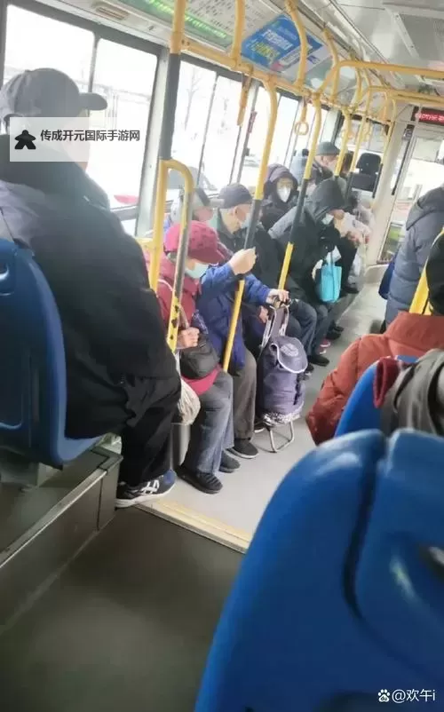 坐公交车最后一排的农民工：城市底层的坚韧与梦想图1