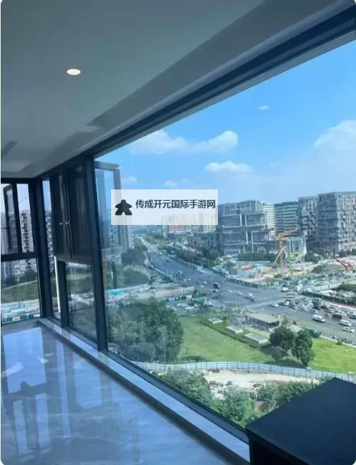 在落地玻璃窗c：捕捉都市晨曦的静谧瞬间图1
