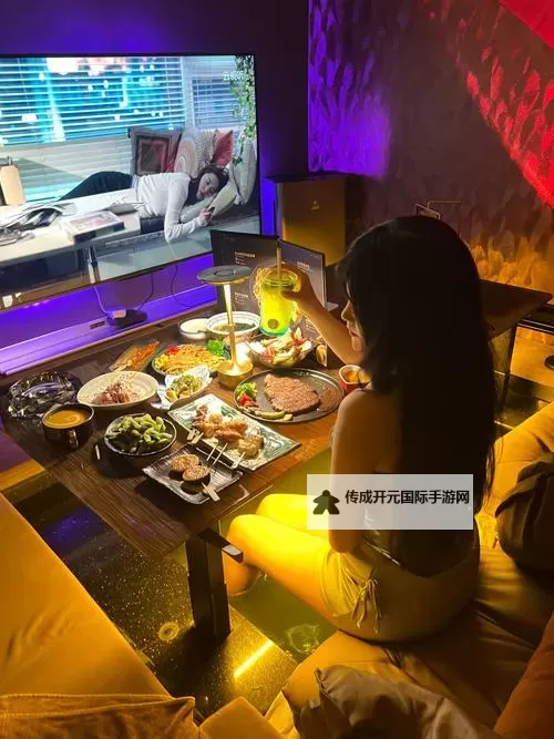 午夜影院美女个嗨毛：深夜里的激情与幻想图1
