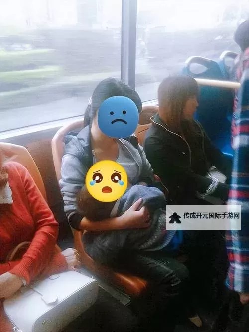 温馨时刻：一边喂奶一边被爱，感受无尽温暖图1