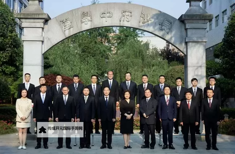 探索青春与品格的交汇点：长郡style的独特魅力图1