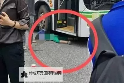 在公交车里撞了我八次：一次命运的奇妙邂逅图1