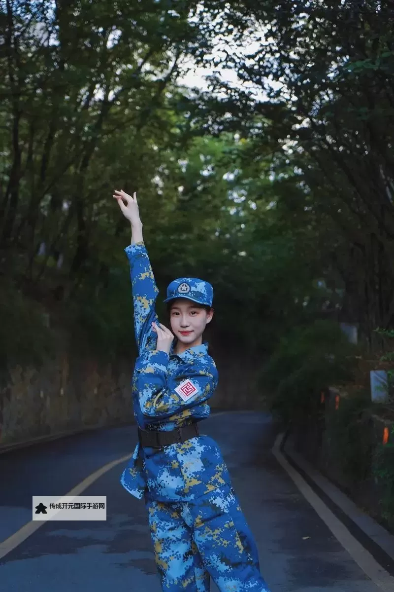 最近很火的军训美女跳舞，展现青春动力与无限魅力图1