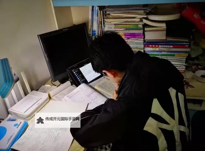 我在学长的身上写作业的奇妙瞬间图1