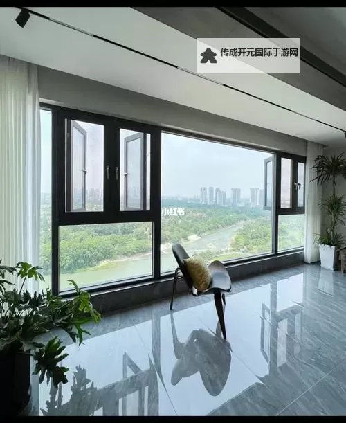 在落地玻璃窗c：城市中的静谧角落图1