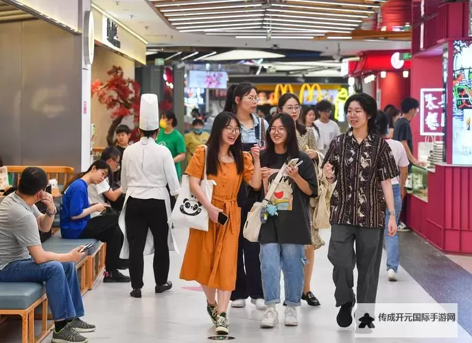 南京新街口人人人人人：繁华商业地标的热闹盛景图1