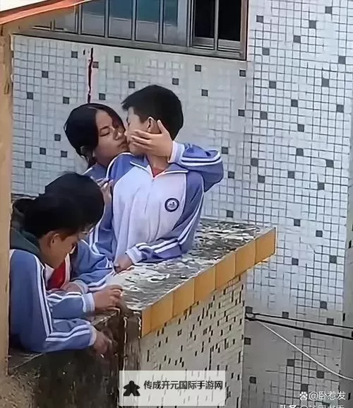 男子与女子携手演绎搞笑趣味：男生和女生一起做错错错视频大揭秘图1