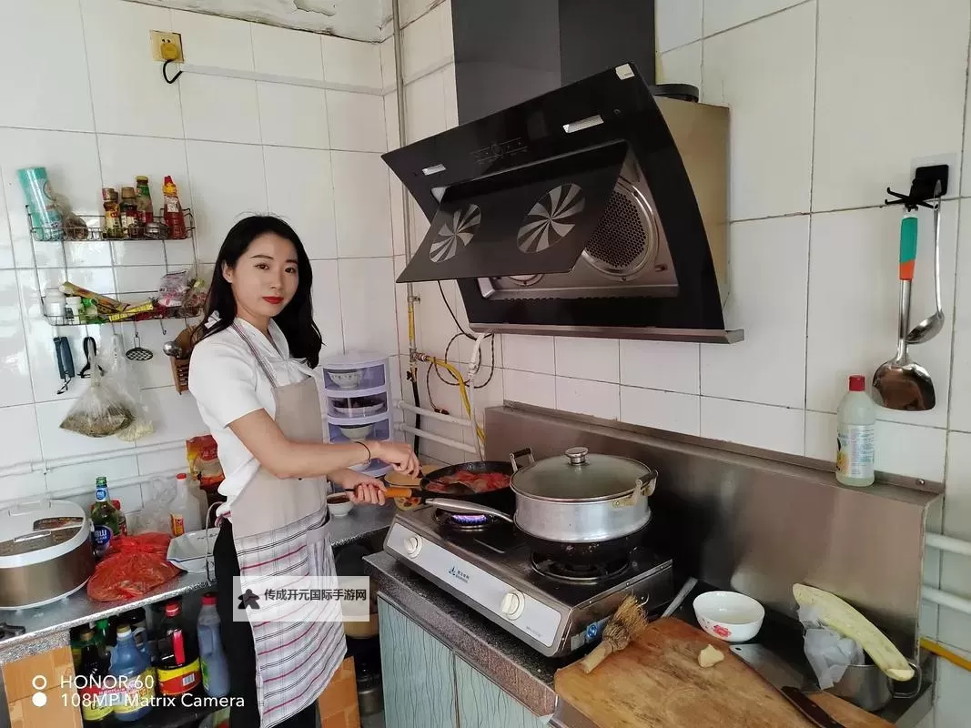 中午妈妈在厨房做饭的温馨时光图1