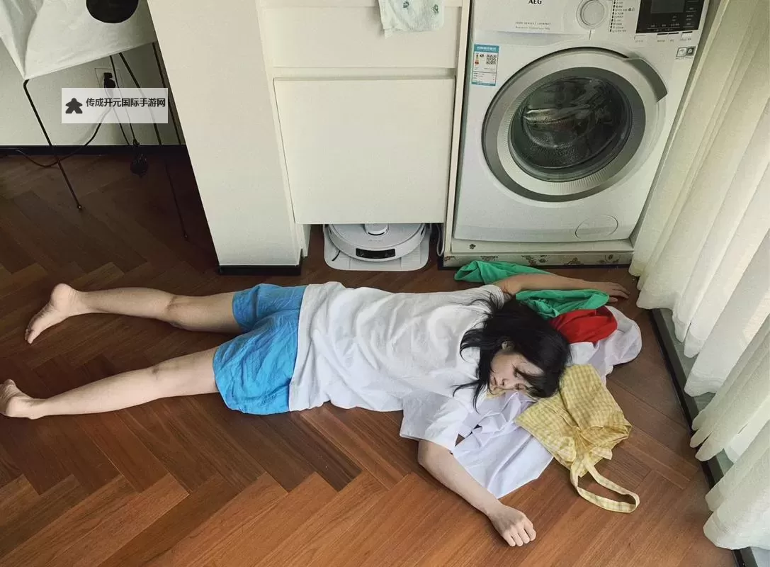 回忆中的温暖：自己过去趴着的时光图1