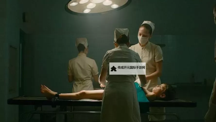 深夜独自潜入废弃诊所，发现神秘录像带里令人毛骨悚然的真相…图1
