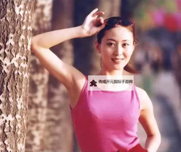 光影中的中年女性人体艺术：岁月与形体的对话图1
